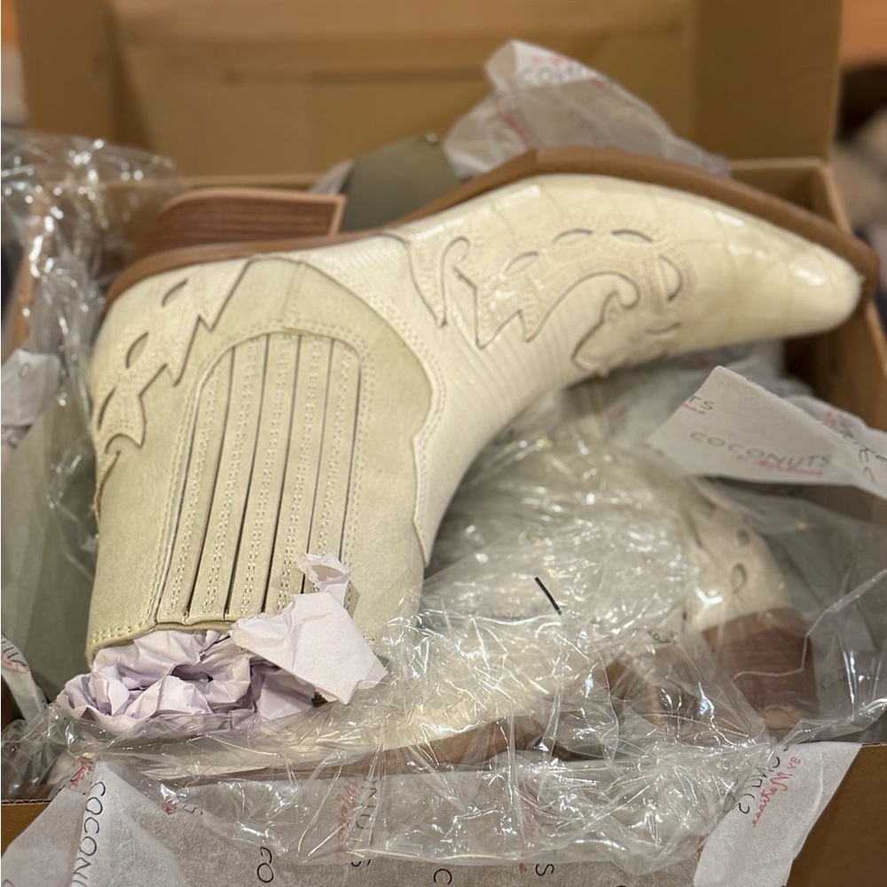 NEW Coconuts by Matisse Milo Cream Western Ankle Boots - Picture 9 of 10
